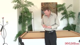 Üppige Ehefrau lässt sich vom Nachbarn in den Arsch ficken.