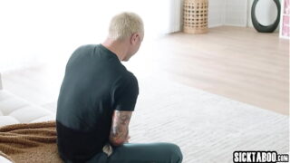 Ein Mann wurde von seiner frechen schwarzen Mitbewohnerin Ana Foxxx beim Masturbieren erwischt, aber sie hatte Unrecht.