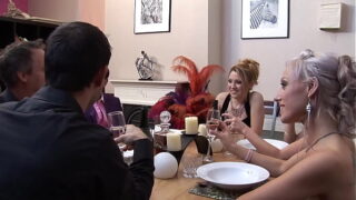 Geile Studentinnen lassen sich beim Gruppensex anal penetrieren